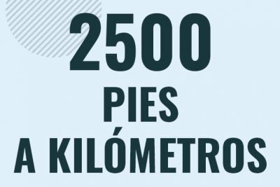 Profesor en pizarra explicando cuanto es 2500 pies en kilometros o como pasar de 2500 ft a km