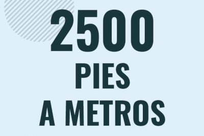 Profesor en pizarra explicando cuanto es 2500 pies en metros o como pasar de 2500 ft a m