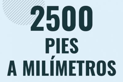Profesor en pizarra explicando cuanto es 2500 pies en milimetros o como pasar de 2500 ft a mm