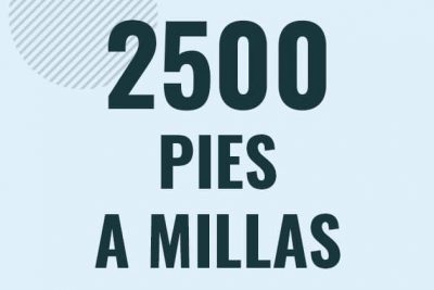 Profesor en pizarra explicando cuanto es 2500 pies en millas o como pasar de 2500 ft a mi
