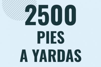 Profesor en pizarra explicando cuanto es 2500 pies en yardas o como pasar de 2500 ft a yd
