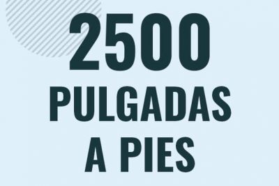 Profesor en pizarra explicando cuanto es 2500 pulgadas en pies o como pasar de 2500 in a ft