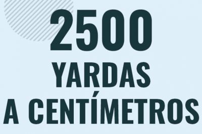 Profesor en pizarra explicando cuanto es 2500 yardas en centimetros o como pasar de 2500 yd a cm