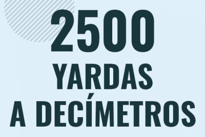 Profesor en pizarra explicando cuanto es 2500 yardas en decimetros o como pasar de 2500 yd a dm