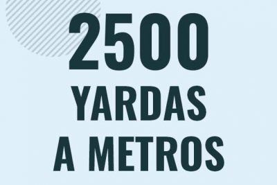 Profesor en pizarra explicando cuanto es 2500 yardas en metros o como pasar de 2500 yd a m