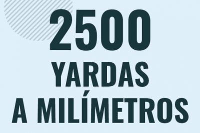 Profesor en pizarra explicando cuanto es 2500 yardas en milimetros o como pasar de 2500 yd a mm