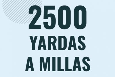 Profesor en pizarra explicando cuanto es 2500 yardas en millas o como pasar de 2500 yd a mi