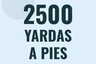 Profesor en pizarra explicando cuanto es 2500 yardas en pies o como pasar de 2500 yd a ft