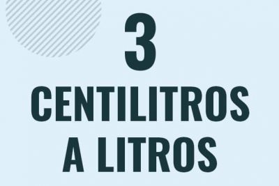 Profesor en pizarra explicando cuanto es 3 centilitros en litros o como pasar de 3 cl a l