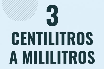 Profesor en pizarra explicando cuanto es 3 centilitros en mililitros o como pasar de 3 cl a ml