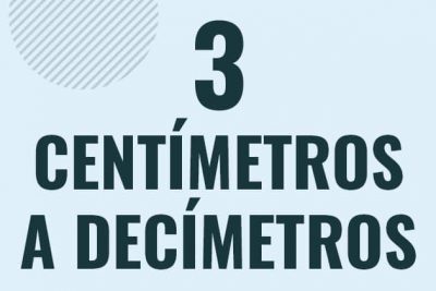 Profesor en pizarra explicando cuanto es 3 centimetros en decimetros o como pasar de 3 cm a dm