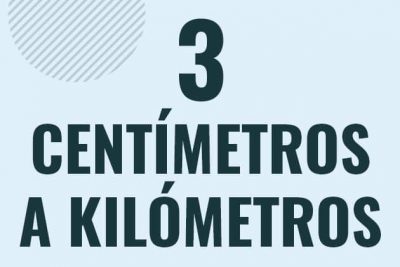 Profesor en pizarra explicando cuanto es 3 centimetros en kilometros o como pasar de 3 cm a km