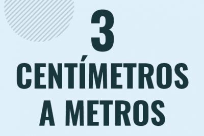 Profesor en pizarra explicando cuanto es 3 centimetros en metros o como pasar de 3 cm a m