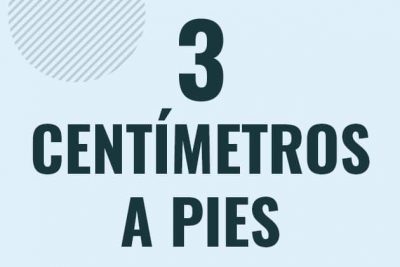 Profesor en pizarra explicando cuanto es 3 centimetros en pies o como pasar de 3 cm a ft