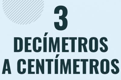 Profesor en pizarra explicando cuanto es 3 decimetros en centimetros o como pasar de 3 dm a cm