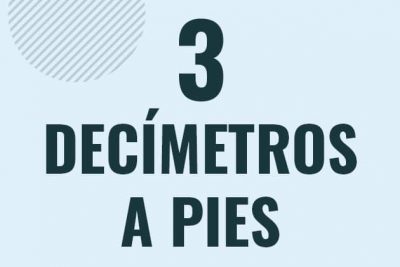 Profesor en pizarra explicando cuanto es 3 decimetros en pies o como pasar de 3 dm a ft