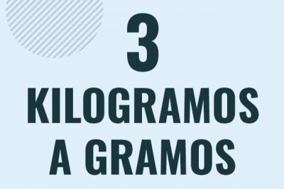 Profesor en pizarra explicando cuanto es 3 kilogramos en gramos o como pasar de 3 kg a g
