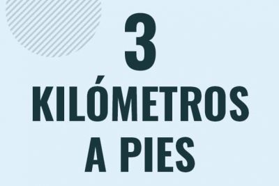 Profesor en pizarra explicando cuanto es 3 kilometros en pies o como pasar de 3 km a ft