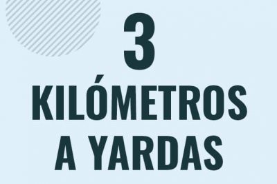 Profesor en pizarra explicando cuanto es 3 kilometros en yardas o como pasar de 3 km a yd