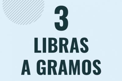 Profesor en pizarra explicando cuanto es 3 libras en gramos o como pasar de 3 lb a g