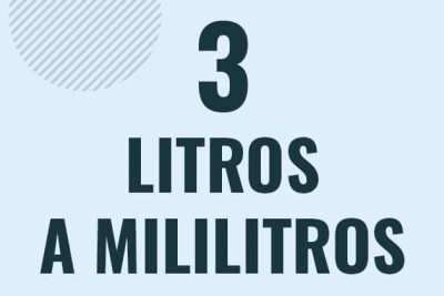 Profesor en pizarra explicando cuanto es 3 litros en mililitros o como pasar de 3 l a ml