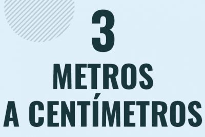 Profesor en pizarra explicando cuanto es 3 metros en centimetros o como pasar de 3 m a cm