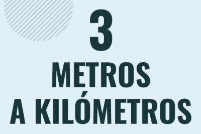 Profesor en pizarra explicando cuanto es 3 metros en kilometros o como pasar de 3 m a km