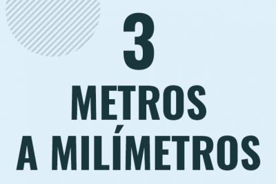 Profesor en pizarra explicando cuanto es 3 metros en milimetros o como pasar de 3 m a mm