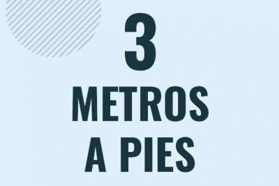 Profesor en pizarra explicando cuanto es 3 metros en pies o como pasar de 3 m a ft