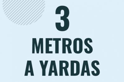Profesor en pizarra explicando cuanto es 3 metros en yardas o como pasar de 3 m a yd