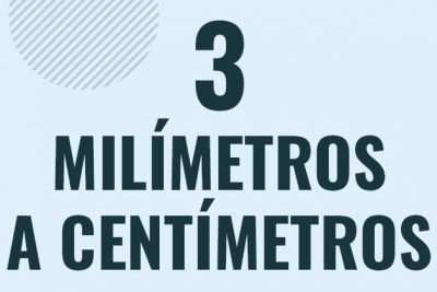 Profesor en pizarra explicando cuanto es 3 milimetros en centimetros o como pasar de 3 mm a cm
