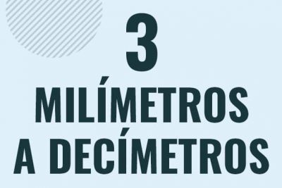 Profesor en pizarra explicando cuanto es 3 milimetros en decimetros o como pasar de 3 mm a dm