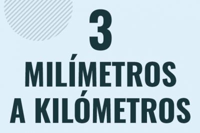 Profesor en pizarra explicando cuanto es 3 milimetros en kilometros o como pasar de 3 mm a km