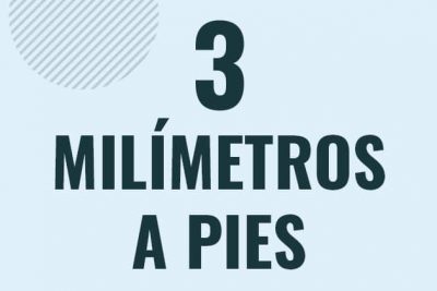 Profesor en pizarra explicando cuanto es 3 milimetros en pies o como pasar de 3 mm a ft