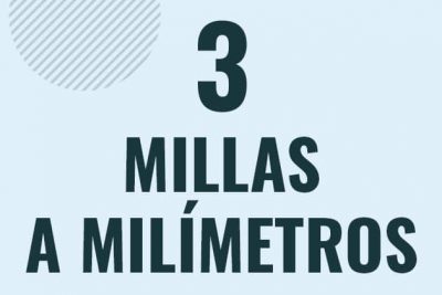 Profesor en pizarra explicando cuanto es 3 millas en milimetros o como pasar de 3 mi a mm