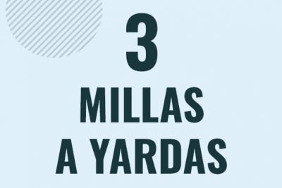 Profesor en pizarra explicando cuanto es 3 millas en yardas o como pasar de 3 mi a yd
