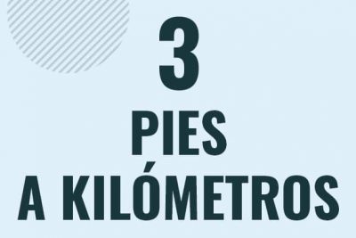 Profesor en pizarra explicando cuanto es 3 pies en kilometros o como pasar de 3 ft a km