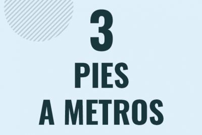 Profesor en pizarra explicando cuanto es 3 pies en metros o como pasar de 3 ft a m