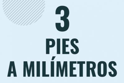 Profesor en pizarra explicando cuanto es 3 pies en milimetros o como pasar de 3 ft a mm