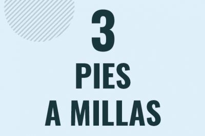 Profesor en pizarra explicando cuanto es 3 pies en millas o como pasar de 3 ft a mi