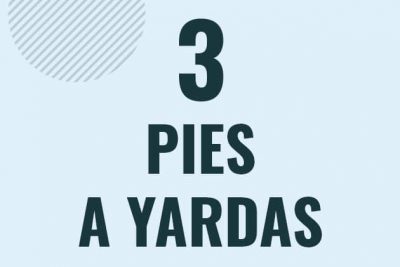 Profesor en pizarra explicando cuanto es 3 pies en yardas o como pasar de 3 ft a yd
