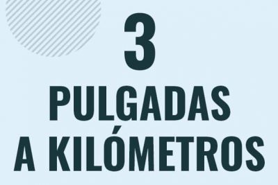 Profesor en pizarra explicando cuanto es 3 pulgadas en kilometros o como pasar de 3 in a km
