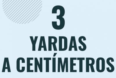 Profesor en pizarra explicando cuanto es 3 yardas en centimetros o como pasar de 3 yd a cm