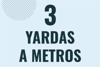 Profesor en pizarra explicando cuanto es 3 yardas en metros o como pasar de 3 yd a m