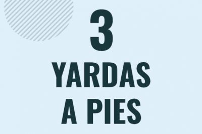 Profesor en pizarra explicando cuanto es 3 yardas en pies o como pasar de 3 yd a ft