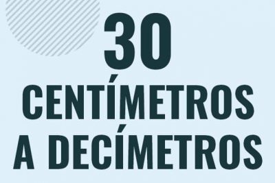 Profesor en pizarra explicando cuanto es 30 centimetros en decimetros o como pasar de 30 cm a dm