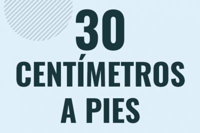 Profesor en pizarra explicando cuanto es 30 centimetros en pies o como pasar de 30 cm a ft