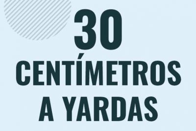 Profesor en pizarra explicando cuanto es 30 centimetros en yardas o como pasar de 30 cm a yd