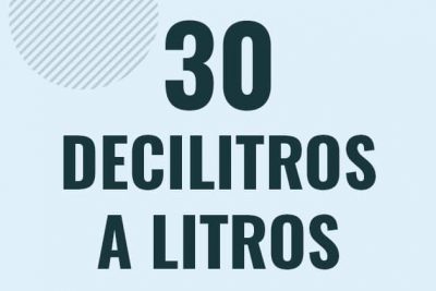 Profesor en pizarra explicando cuanto es 30 decilitros en litros o como pasar de 30 dl a l