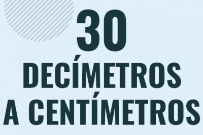 Profesor en pizarra explicando cuanto es 30 decimetros en centimetros o como pasar de 30 dm a cm